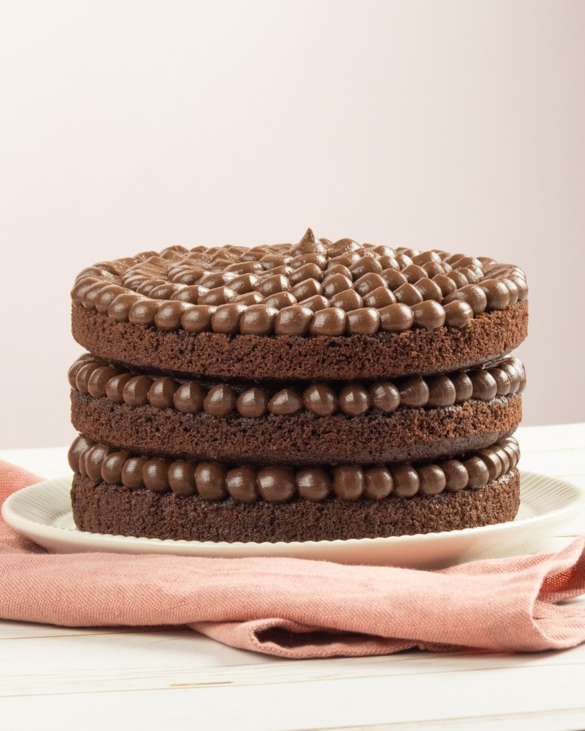 Bolo de chocolate em camadas com cobertura de brigadeiro