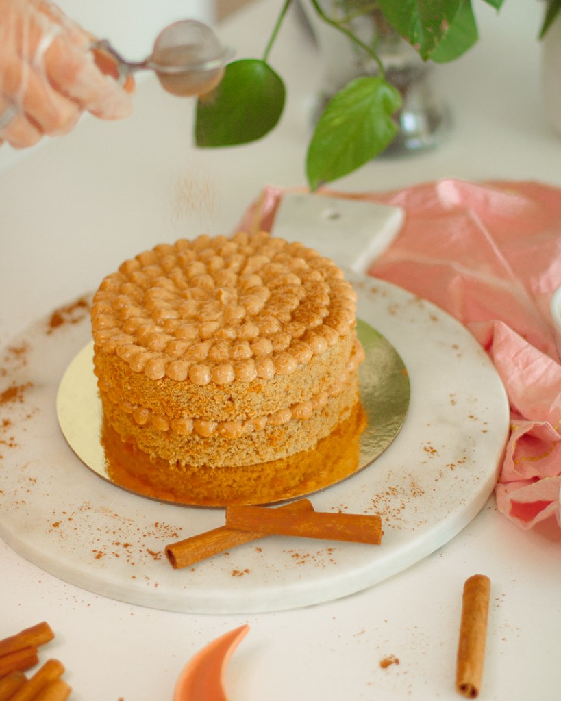 Bolo de especiarias com cobertura de canela