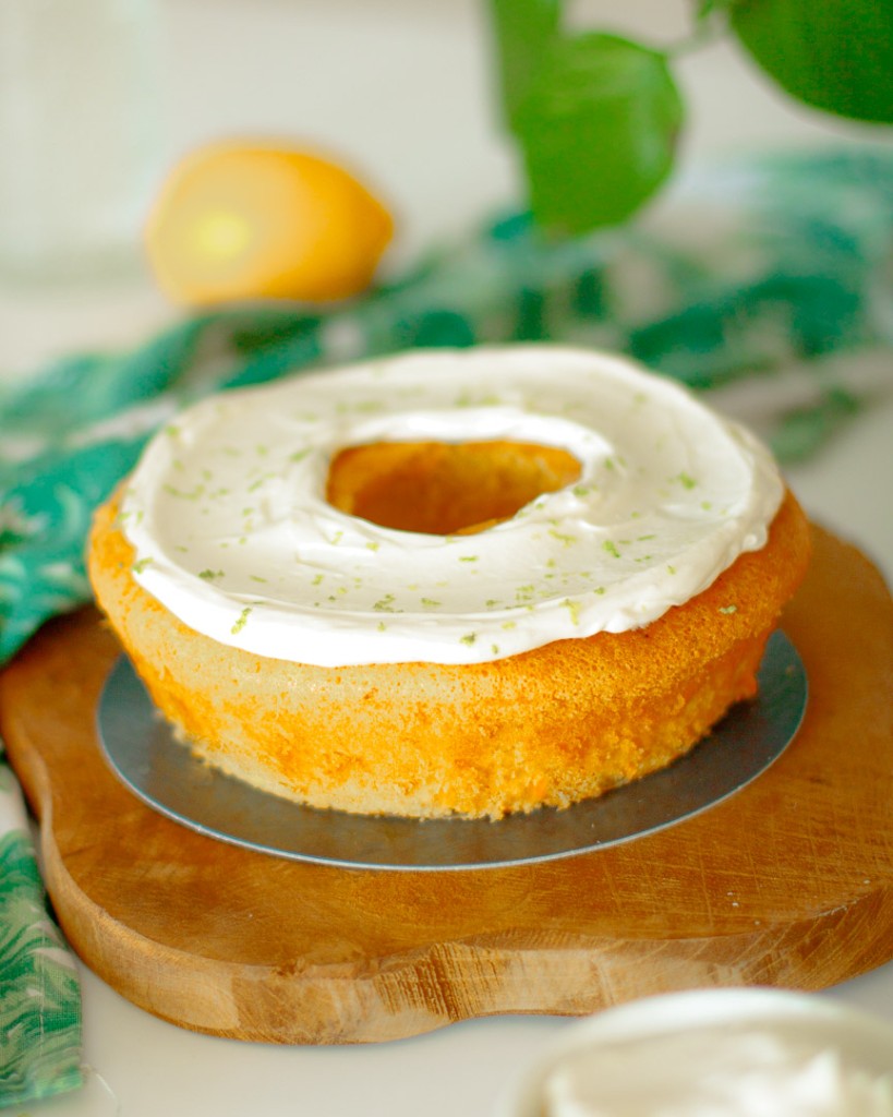 Bolo de limão com cobertura branca e raspas cítricas