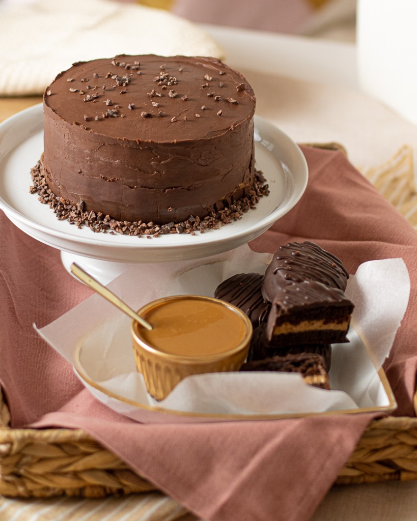 Bolo pão de mel com chocolate e barrinhas recheadas